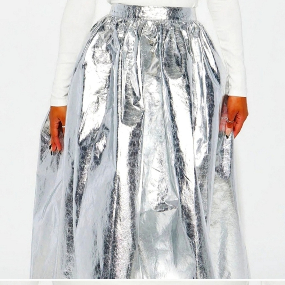 🔥Carrie In The City, Metallic Maxi Silver Skirt!